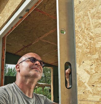 Isolert anneks: Ramme til dør i isolert anneks Isolert anneks: Rammen til døren i det isolerte annekset settes i lodd og vater